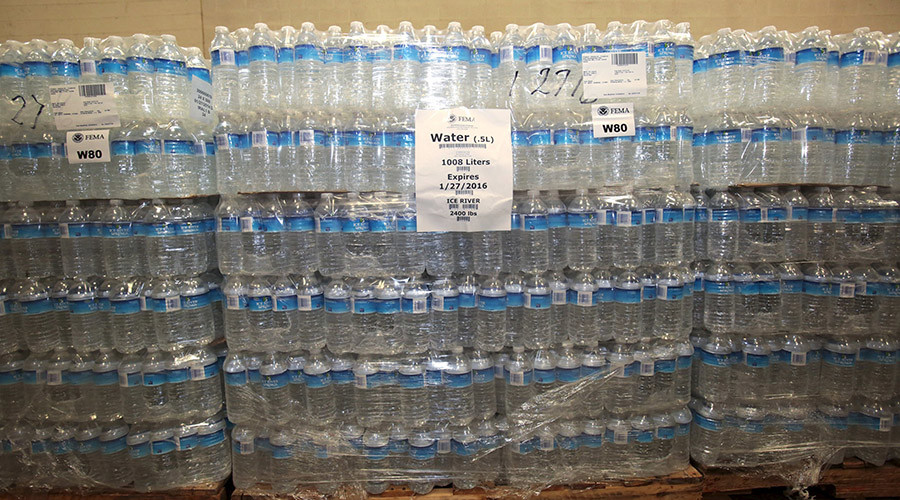Police become door-to-door water delivery men in Flint as White House watches crisis