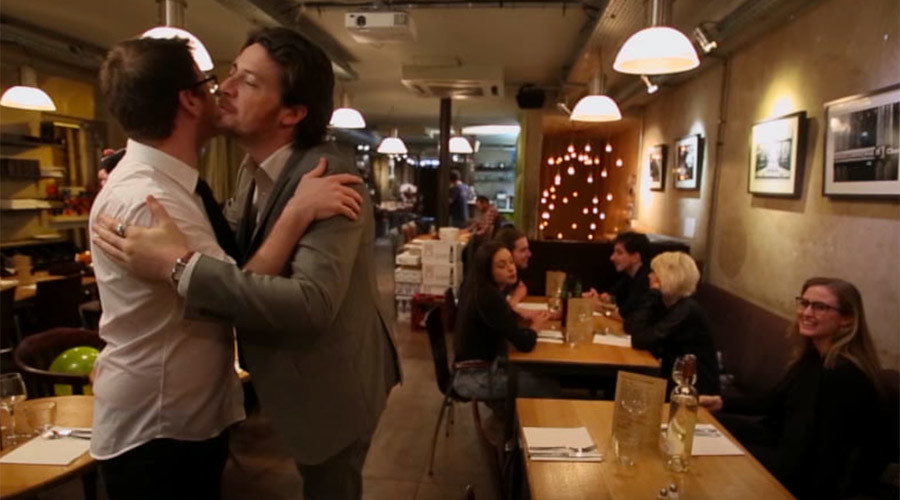 UK comedian online sensation in France after thrashing local greeting kiss tradition (VIDEO)