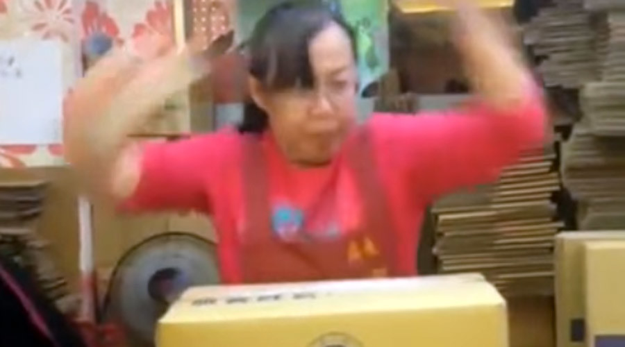 Kung fu boxing: Woman wows internet with fast packing skills (VIDEO)