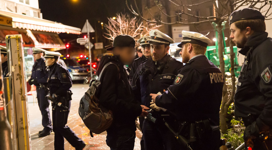 40 migrants arrested as 300 police raid Dusseldorf ‘Maghreb’ neighborhood (VIDEO&PHOTOS)