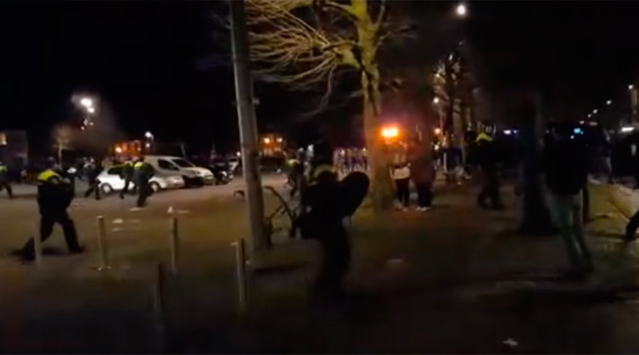 ‘Stop asylum nonsense!’ Anti-refugee rally in small Dutch town erupts in violence (VIDEOS)