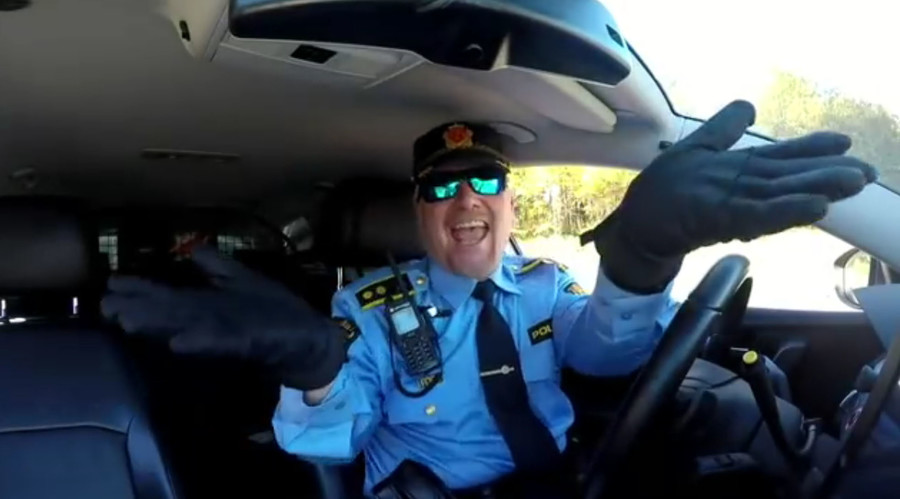 Please don’t stop the music: Cop loves dancing to Rihanna (VIDEO)