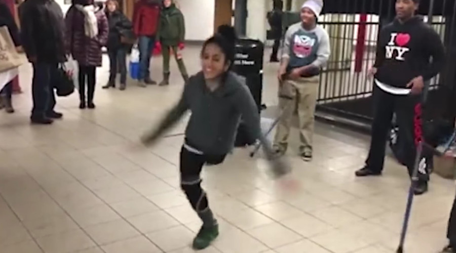 One-legged breakdancer amazes subway crowd (VIDEO)