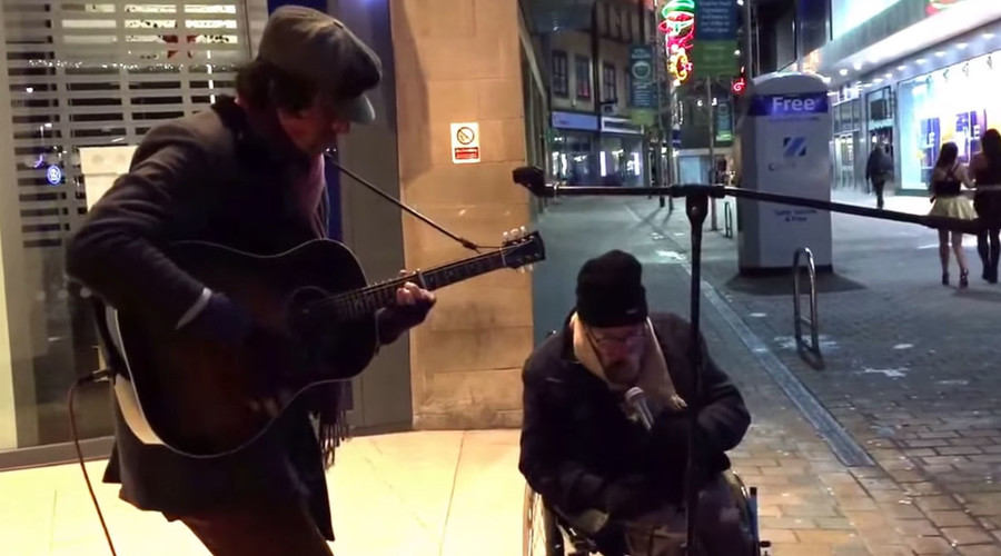 Homeless singer buddies with busker for amazing performance