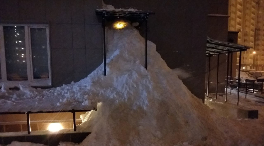 Bury the hatchet? Angry Moscow tenants block clearing company’s office with 3m of snow