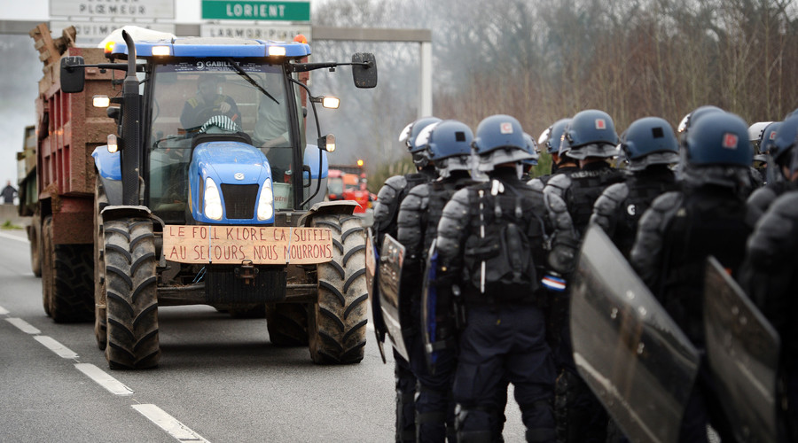 French farmers block roads, burn tires protesting low prices (VIDEO, PHOTOS)