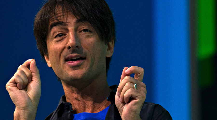 Microsoft big cheese Belfiore defends using iPhone as Twitter melts
