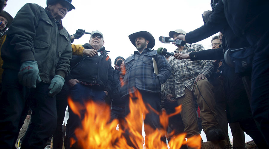 Hands up or charging? Conflicting reports on shooting of Oregon militia spokesman