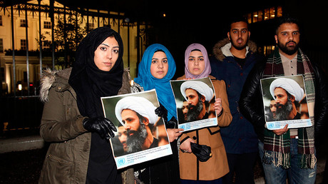 Protesters hold placards as they demonstrate against the execution of prominent Shi'ite cleric Sheikh Nimr al-Nimr outside the Saudi Arabian Embassy in London, Britain January 2, 2016 © Neil Hall