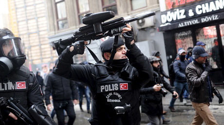 Turkish riot police use rubber pellets to disperse pro-Kurdish demonstrators during a protest against security operations in the Kurdish dominated southeast, in central Istanbul, Turkey January 3, 2016 © Yagiz Karahan