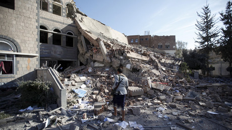 FILE PHOTO: A Houthi militant walks on the rubble of the Chamber of Trade and Industry headquarters after it was hit by a Saudi-led air strike in Yemen's capital Sanaa January 5, 2016 © Khaled Abdullah