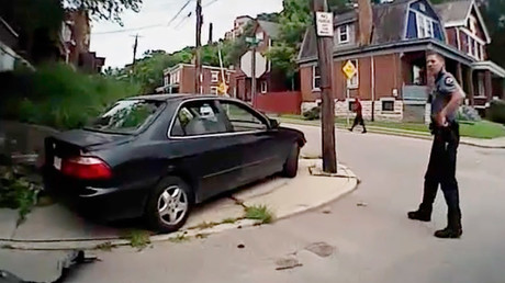 University of Cincinnati police officer Ray Tensing (R) stands near a car after driver Samuel Dubose was allegedly pulled over and shot during a traffic stop in Cincinnati, Ohio © Hamilton County Prosecutor's Office