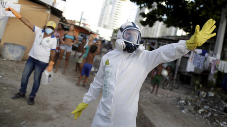 Municipal workers gesture before spraying insecticide at the neighborhood of Imbiribeira in Recife, Brazil, January 26, 2016. © Ueslei Marcelino