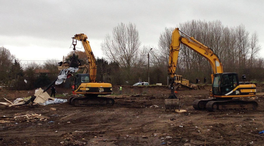 1 hour to get out: France bulldozes Calais ‘Jungle’ mosque, church & school