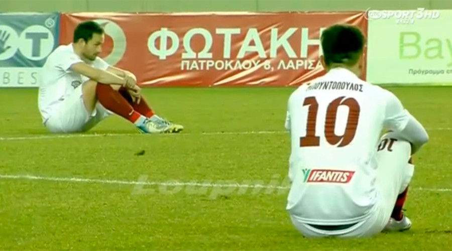 Greek footballers sit on pitch over ‘brutal indifference’ to refugee deaths (VIDEO)