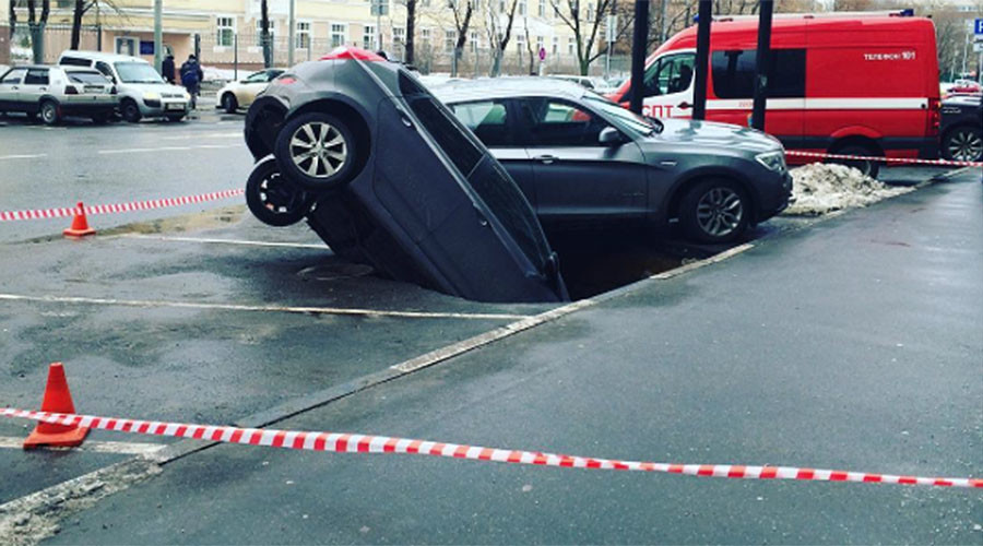 Forgot to pay the fee? Moscow paid parking spot cracks open, swallows 2 cars (PHOTOS, VIDEO)