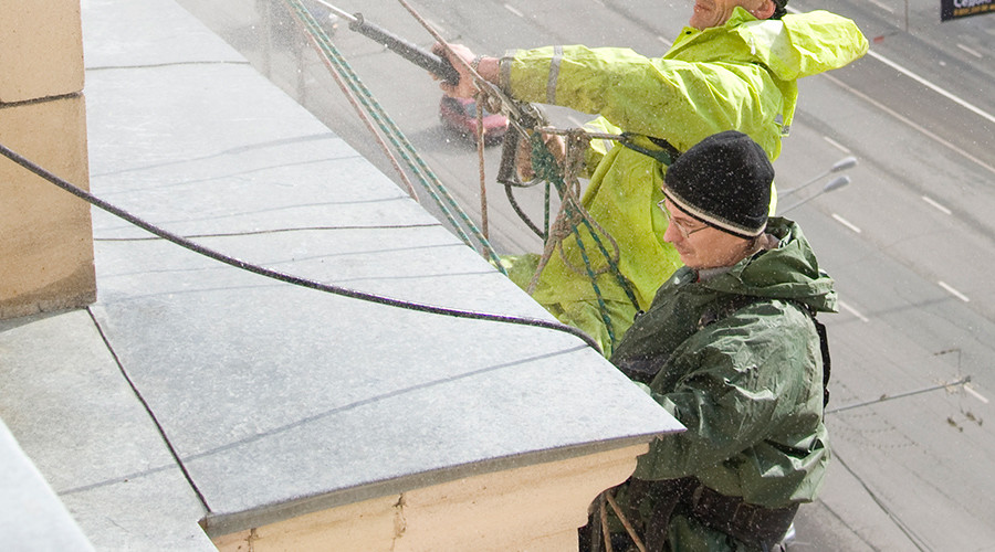 Industrial climber in Moscow survives fall from 8th floor after woman cuts his climbing rope