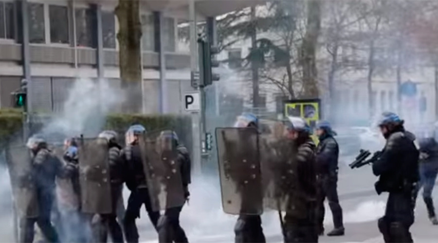 French ‘anti-airport carnival’ dispersed with tear gas (VIDEO)