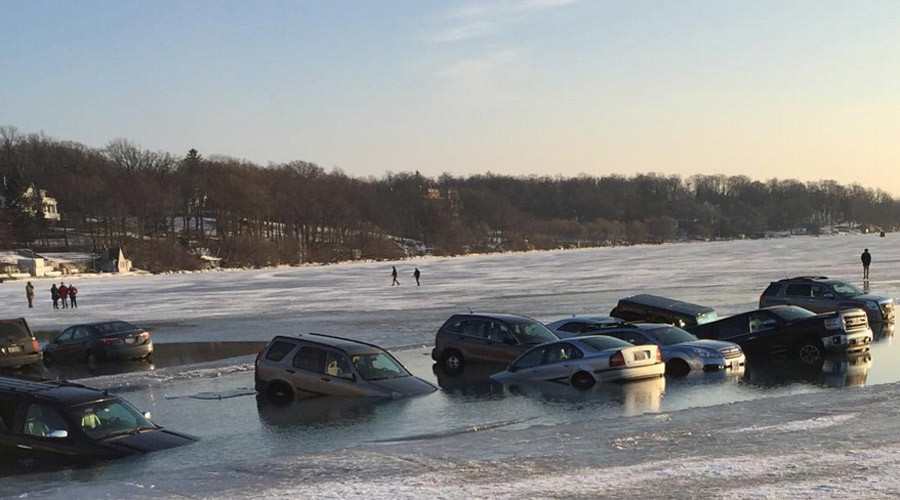 Cracked plan: 'Frozen' lake swallows up parked cars (VIDEO)