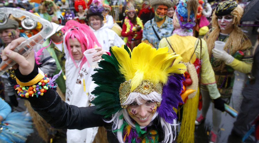 2 dead, 4 injured in Mississippi Mardi Gras parade shooting