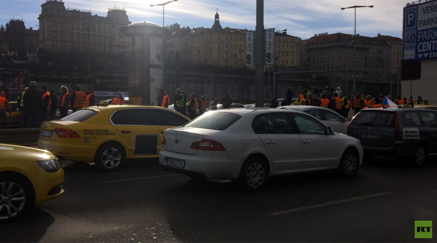Hundreds of taxis block central Prague in anti-Uber protest (VIDEO)