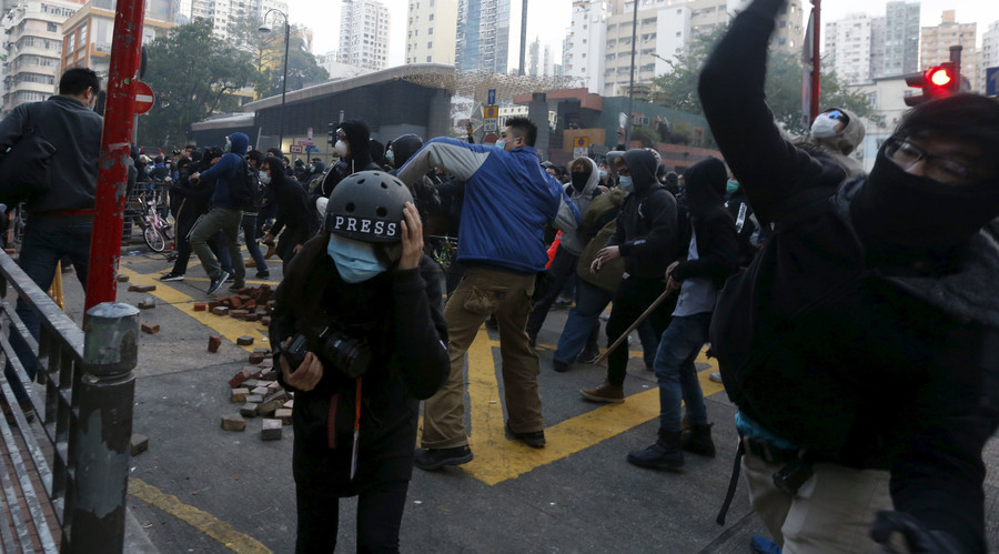 Hong Kong police clash with illegal street vendors (VIDEO)
