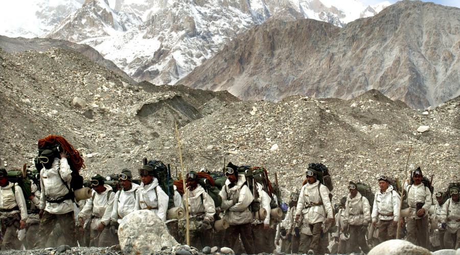 Indian soldier rescued alive from icy tomb after being buried by avalanche for 6 days (VIDEO)