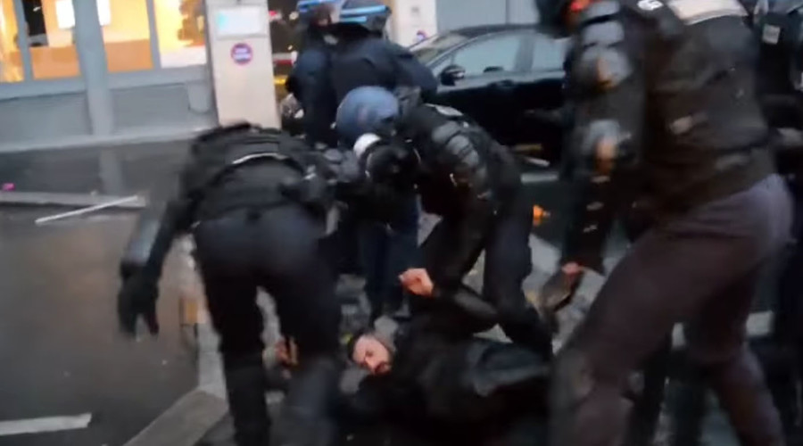 7 policemen injured, 17 people arrested during pro-Kurdish rally in Paris (VIDEO)