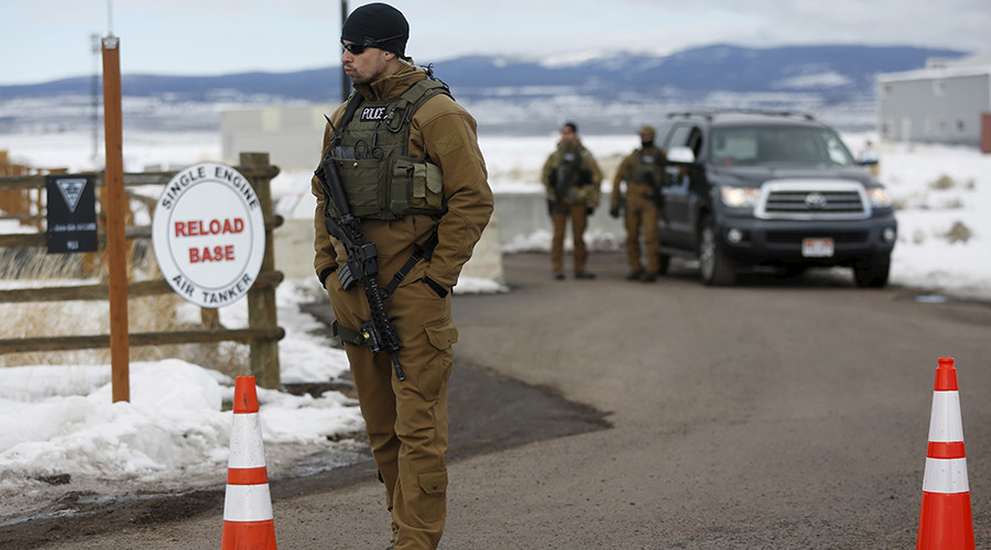 FBI surrounds 4 remaining Oregon occupiers with armored vehicles