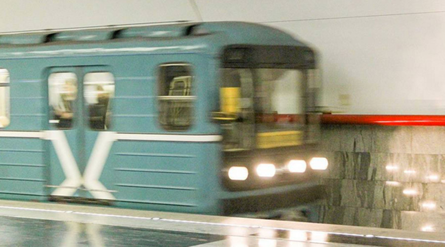 Real heroes: Men jump on Moscow Metro tracks to save woman as train approaches (VIDEO)