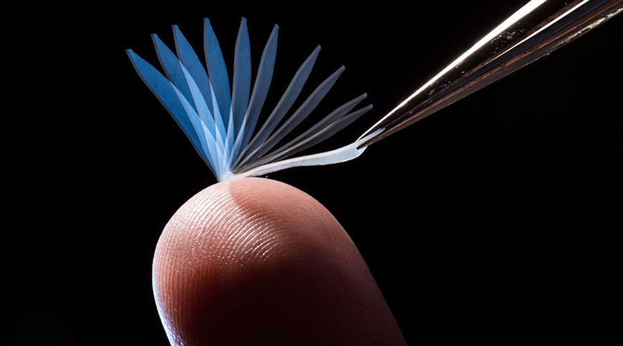 'Super polymer' can change shape with body heat, lift 1000x its own weight