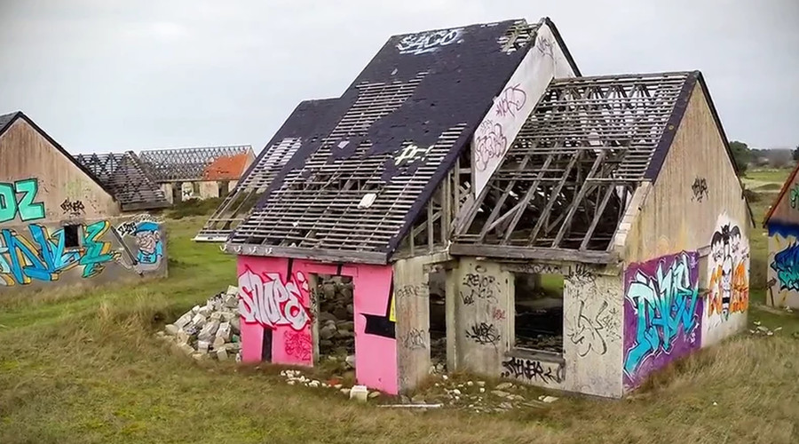 Ghost town: Decaying French summer camp becomes canvas for graffiti artists (VIDEO)