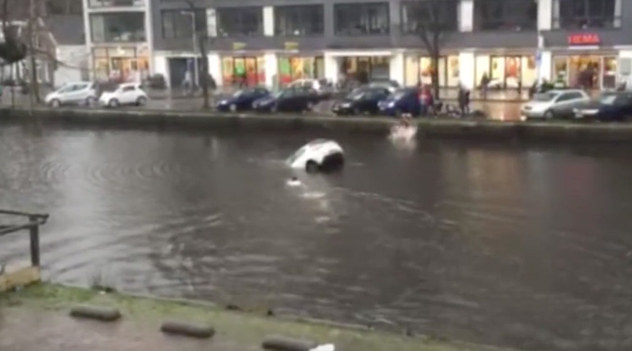 Dutch courage: Watch four lads save mom & child from sinking car