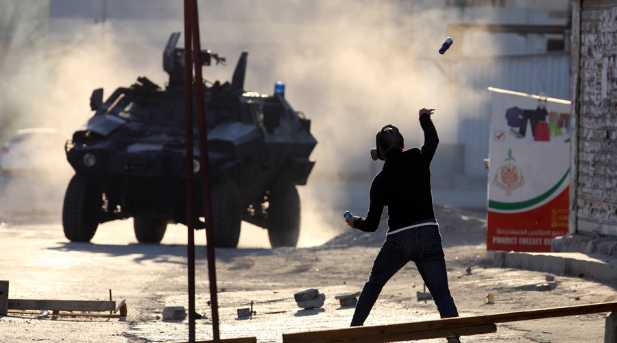 Police clash with protesters in Bahrain: Tear gas, Molotov cocktails and stones (VIDEO)