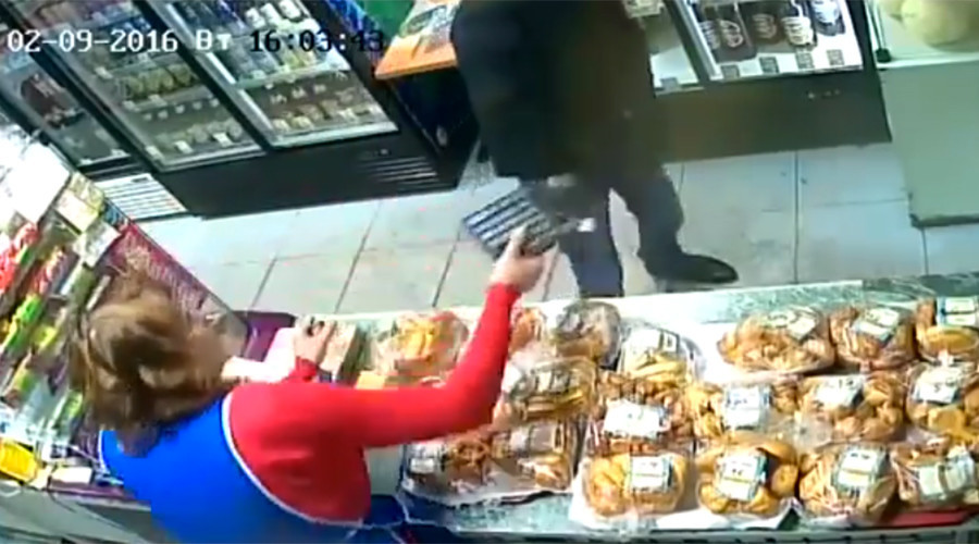 Armed robber politely picks up pieces after calculator broken over his head (VIDEO)