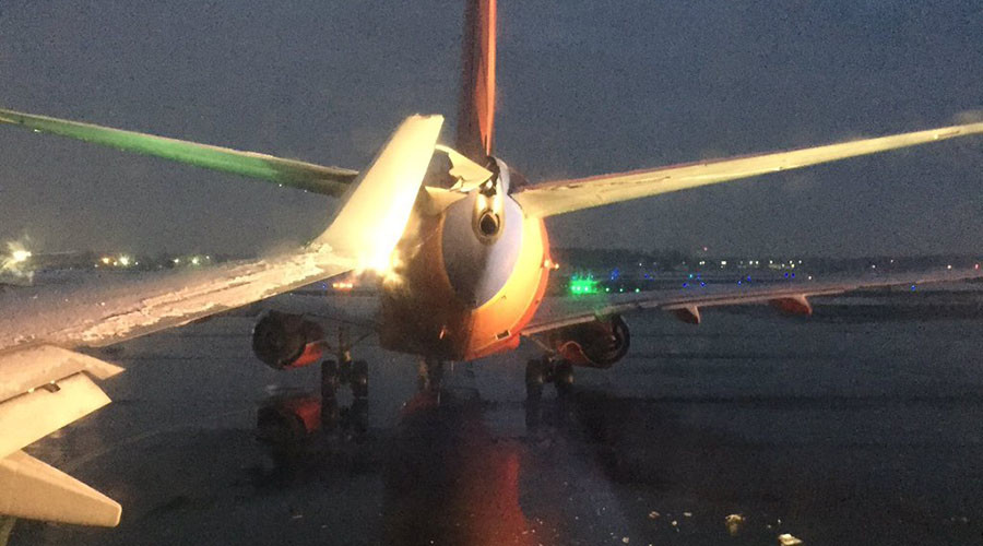 2 planes clip wings on taxiway at Detroit airport