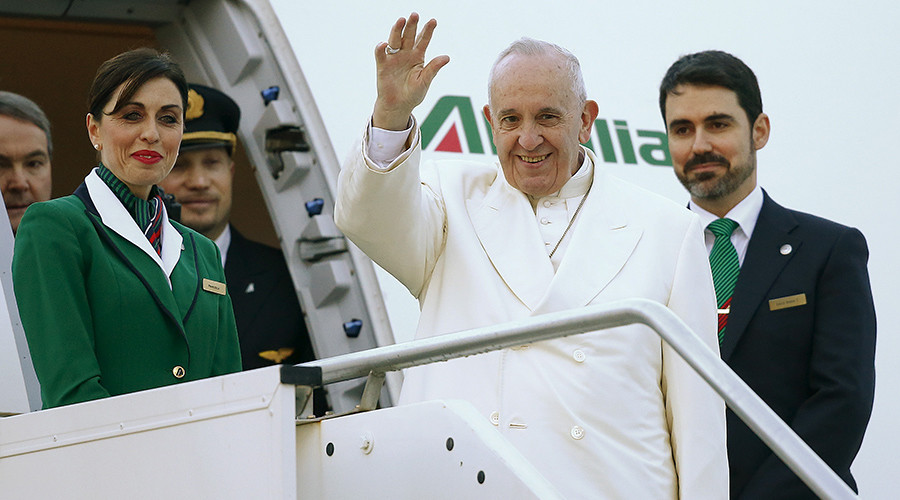 Demon glare: Pontiff’s plane targeted by laser pointer during Mexico landing