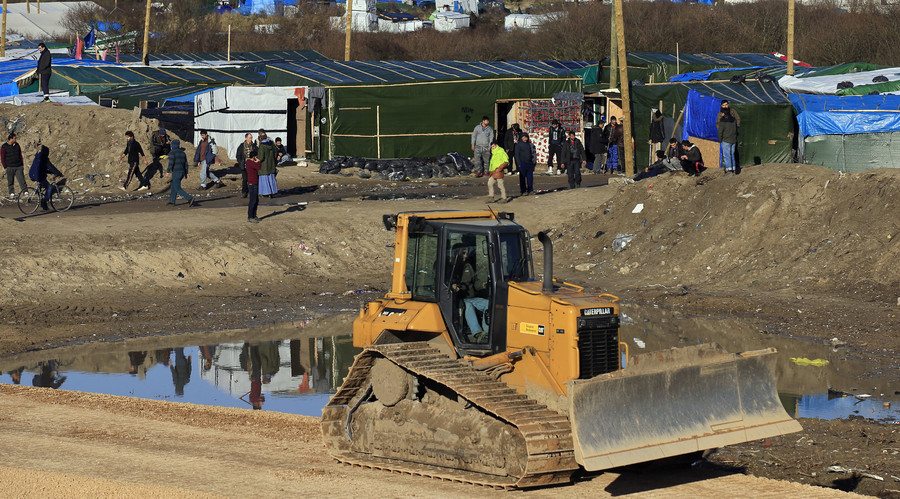 Clearing out the Jungle: Migrants given until Tuesday to abandon Calais camp