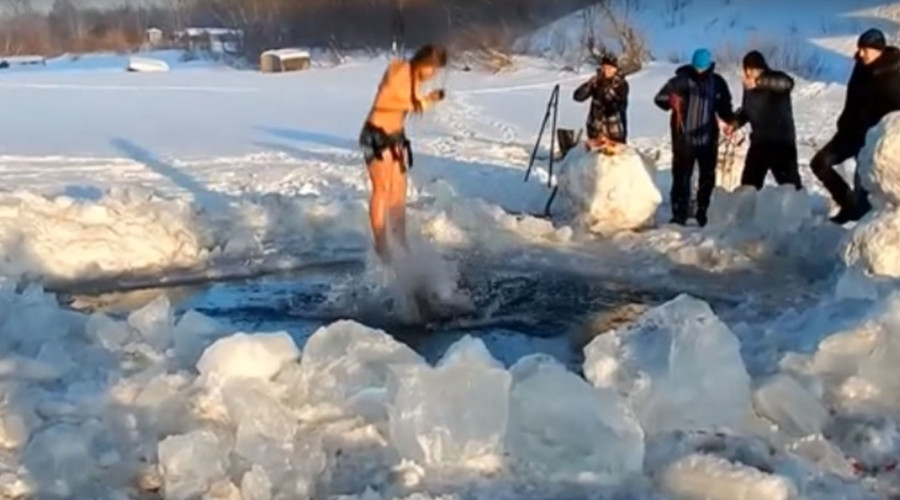 Siberian daredevil bungee jumper plunges into icy river on rope attached to skin by hooks (VIDEO)