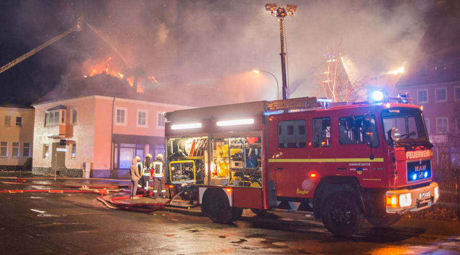 Blaze engulfs planned refugee center in Germany – crowd cheers, hinders firefighting (VIDEO)