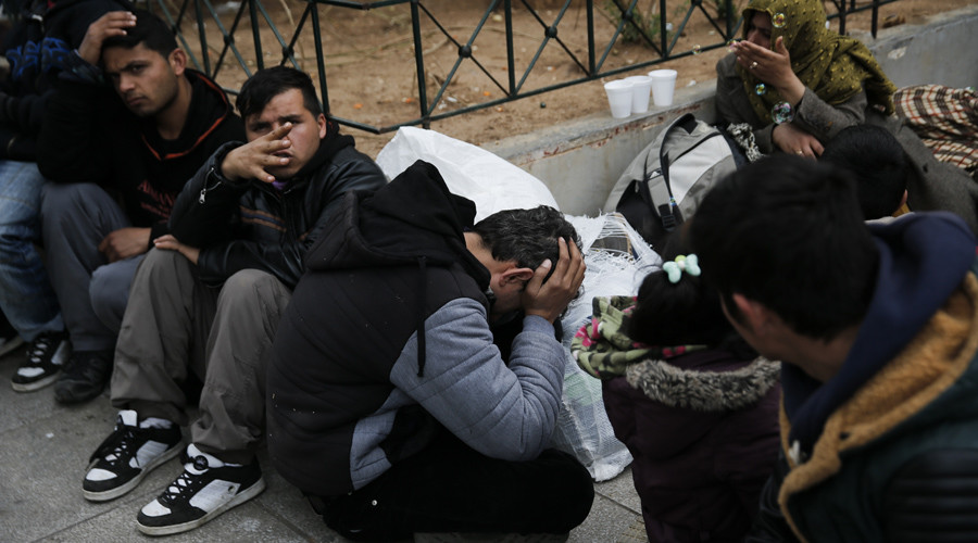 Refugees attempt to hang themselves in center of Athens