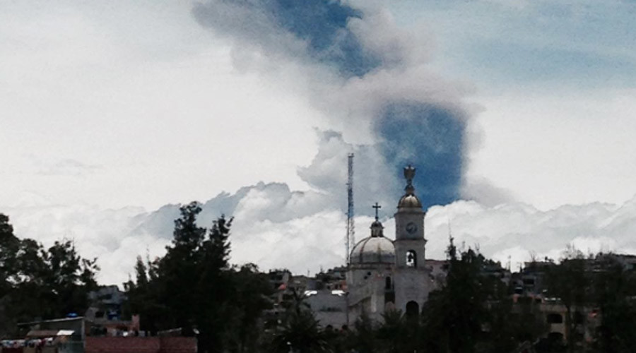 ‘Throat of Fire’: Volcano spits ashes 8km high, prompts orange danger level in Ecuador (PHOTOS)