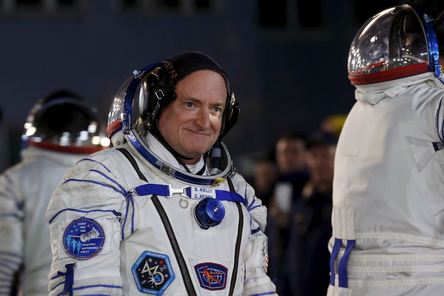 Gorilla suits, storms & space blooms: How Scott Kelly spent his #yearinspace (PHOTOS, VIDEO)