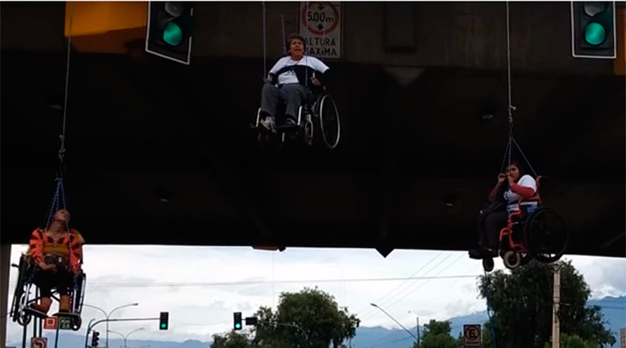 Wheelchair protesters suspend from bridge in Bolivia (VIDEO)