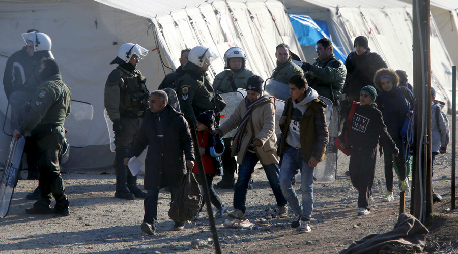 Refugees storm border fence in Macedonia, face tear gassing by police
