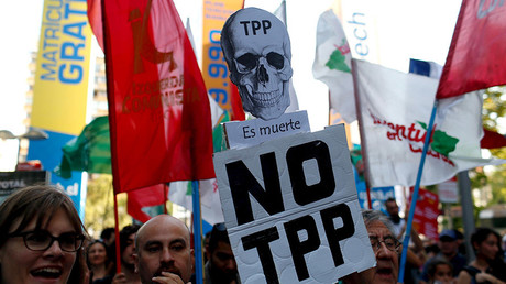 Aktivisten rufen Parolen während eines Protestes gegen die TPP (Trans-Pacific Partnership) und Monsanto Co., die größte Saatgutunternehmen der Welt in Santiago, Chile, 22. Januar 2016. © Stringer / Reuters