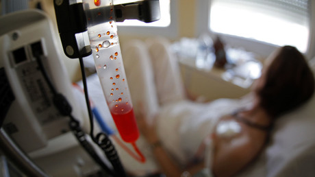 A patient receives chemotherapy treatment for breast cancer. © Eric Gaillard 