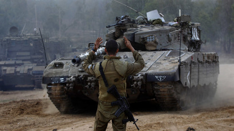 An Israeli soldier guides a tank at an Israeli Defnce Forces (IDF) © Yannis Behrakis / Reuters