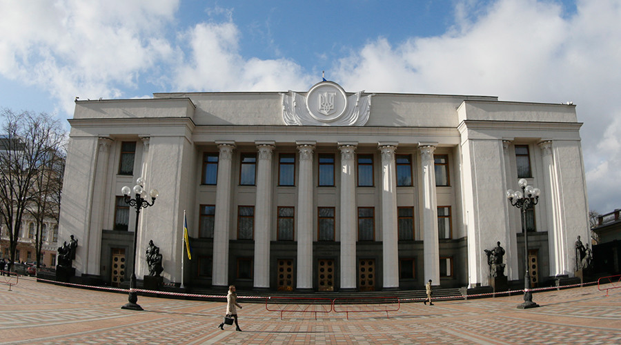 Ukraine bans its officials from criticizing authorities