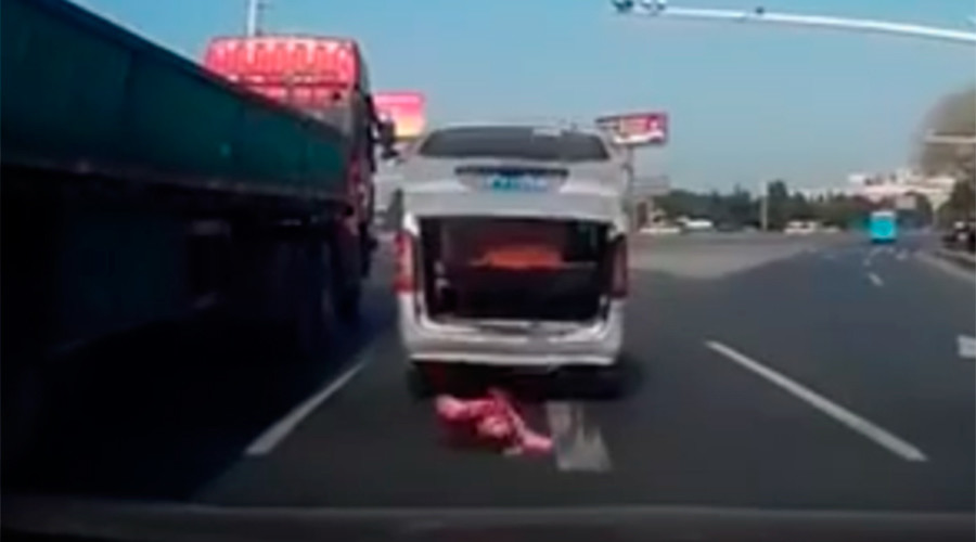 Toddler rolls out of grandpa’s van on busy Chinese road (VIDEO)